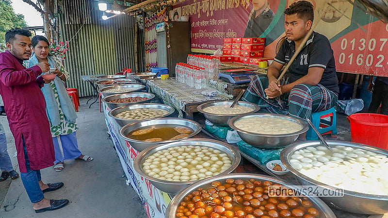 ঢাকার পূর্বাচলের নীলা মার্কেটের মিষ্টি কিনতে ভিড় করেন ক্রেতারা