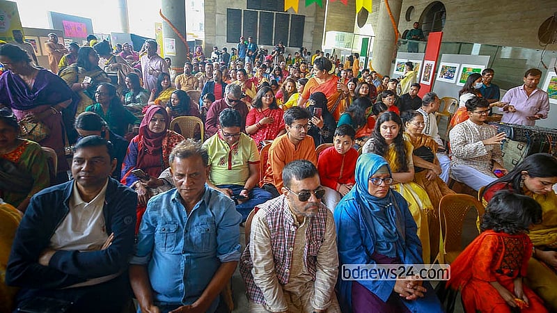 ঢাকার আগারগাঁওয়ে মুক্তিযুদ্ধ জাদুঘর প্রাঙ্গণে শনিবার বসন্ত উৎসবে যোগ দেন বিভিন্ন শ্রেণিপেশার মানুষ।