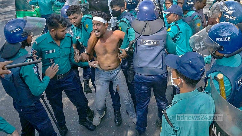সচিবালয়ের সামনে চাকরিচ্যুত পুলিশ সদস্যরা অবস্থান নিলে তাদের ছত্রভঙ্গ করে দেয় পুলিশ। এসময় কয়েকজনকে আটক করে পুলিশ।