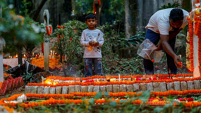 ‘অল সোলস ডেতে’ মৃতদের আত্মার শান্তি কামনায় ঢাকার ওয়ারীতে খ্রিষ্টান সমাধি ক্ষেত্রে বড়দের সঙ্গে ছিল শিশুরাও। ছবি: মাহমুদ জামান অভি