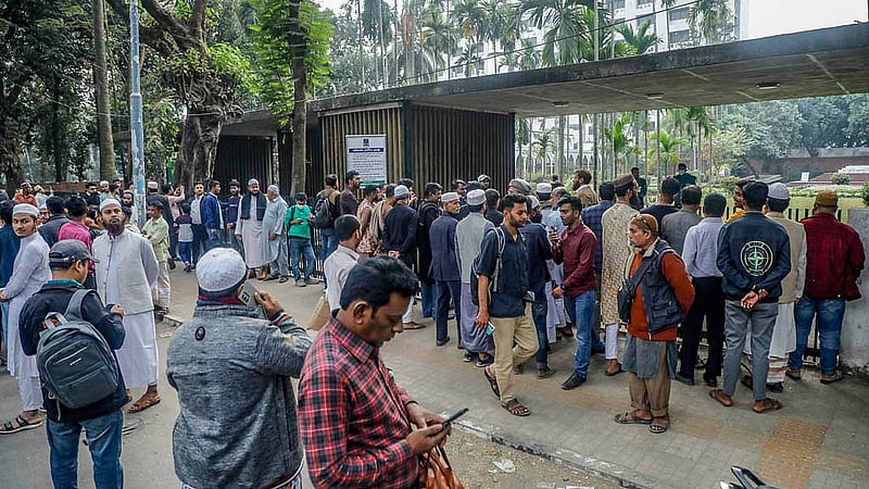 ঢাকা বিশ্ববিদ্যালয়ের কেন্দ্রীয় মসজিদ সংলগ্ন জাতীয় কবি কাজী নজরুল ইসলামের সমাধির পাশে শরীফ ওসমান হাদির কবর রোববার দূর থেকে একনজর দেখেন বিভিন্ন শ্রেণির মানুষ