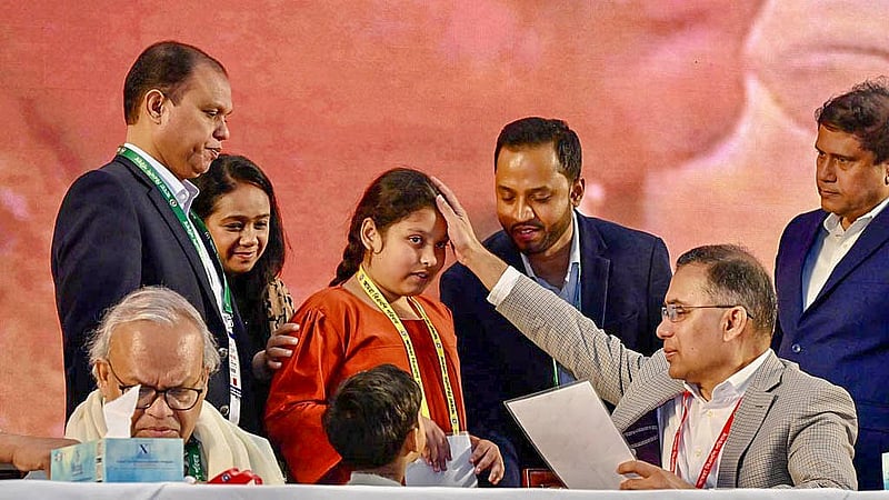রাজধানীর বাংলাদেশ-চীন মৈত্রী সম্মেলন কেন্দ্রে শনিবার গুম-খুন ও নির্যাতনের শিকার এক পরিবারের শিশুদের সঙ্গে দেখা করেন তারেক রহমান