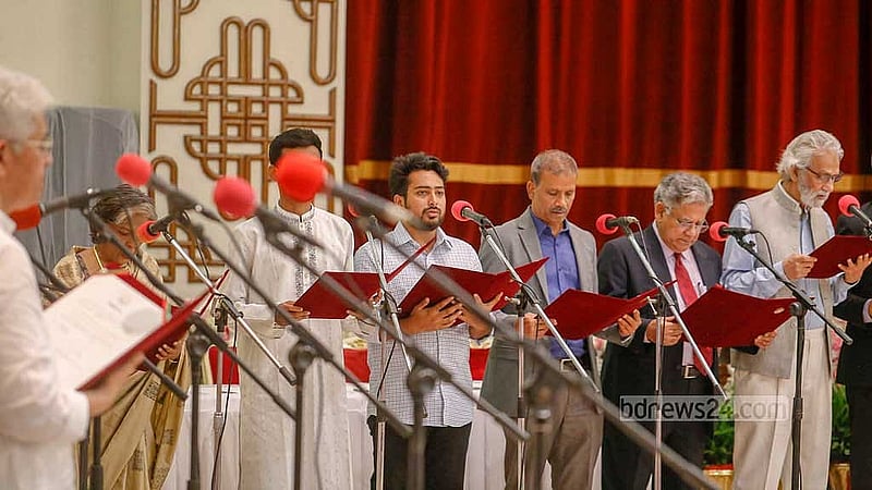 অন্তর্বর্তী সরকারে প্রধান উপদেষ্টা ড. মুহাম্মদ ইউনূসের সঙ্গে থাকছেন নবীন-প্রবীণ ১৬ জন উপদেষ্টা। শপথ গ্রহণ অনুষ্ঠানে তাদেরই একাংশ।