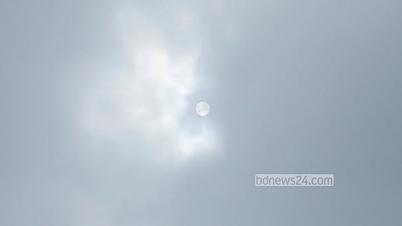 মেঘ ও কুয়াশার আড়াল থেকে রাজধানী ঢাকার আকাশে দুপুরের দিকে অল্প সময়ের জন্য উঁকি দেয় সূর্য। রোববার দিনভর সূর্য মেঘের আড়ালে থাকায় শীতের অনুভূতি ছিল বেশি। ছবি: আব্দুল্লাহ আল মমীন