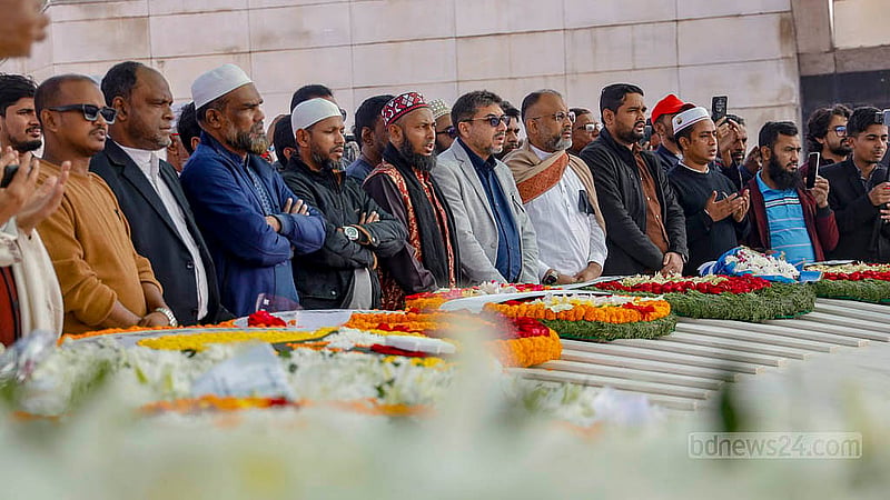 দেশের প্রথম নারী প্রধানমন্ত্রী খালেদা জিয়ার কবর জিয়ারতে বিভিন্ন শ্রেণি-পেশার মানুষ