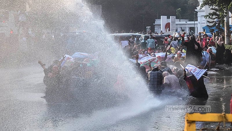সরকারি প্রাথমিক বিদ্যালয়ে সহকারী শিক্ষক পদে নিয়োগ বাতিল হওয়া প্রার্থীদের সচিবালয়মুখী পদযাত্রা আটকে দিলে সড়কে বসে পড়েন তারা। এ সময় তাদের সরাতে জলকামান ব্যবহার করে পুলিশ। ছবি: আব্দুল্লাহ আল মমীন