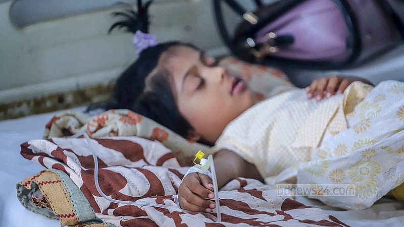 নারায়ণগঞ্জের আড়াইহাজার উপজেলার বাসিন্দা শিশু রামিসা আক্রান্ত হয়েছে ডেঙ্গু জ্বরে। উন্নত চিকিৎসার জন্য তাকে আনা হয়েছে ঢাকার মুগদা জেনারেল হাসপাতালে। ছবি: আব্দুল্লাহ আল মমীন