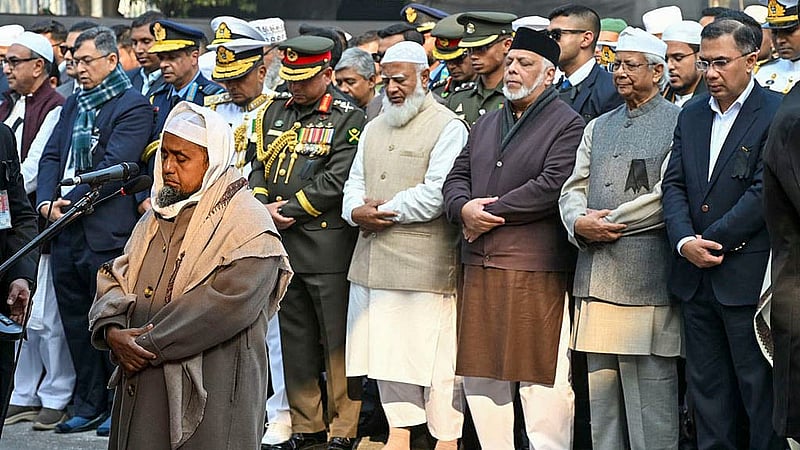 প্রধান উপদেষ্টা মুহাম্মদ ইউনূস, উপদেষ্টা পরিষদের সদস্য, বিভিন্ন রাজনৈতিক দলের নেতা, তিন বাহিনীর প্রধানসহ বিভিন্ন দেশের কূটনীতিকরা বুধবার সংসদ ভবন প্রাঙ্গণে সাবেক প্রধানমন্ত্রী, বিএনপি চেয়ারপাসন খালেদা জিয়ার জানাজায় অংশ নেন। ছবি: বিএনপি মিডিয়া সেল
