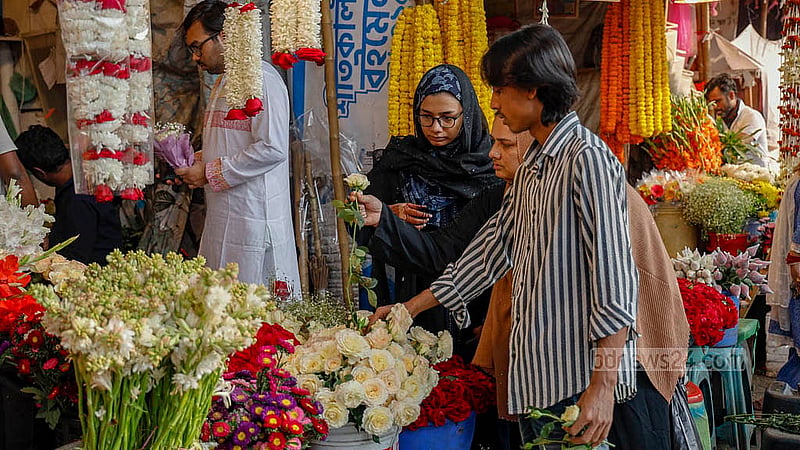 পহেলা ফাগুন ও ‘ভ্যালেন্টাইনস ডে’ উপলক্ষে এক দিন আগে শুক্রবার ফুল কিনতে শাহবাগে আসেন অনেকে। ফুলের দাম বেড়ে যাওয়ার কথা বলছেন তারা