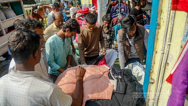 গাইডের পুরনো শীতের পোশাক কিনতে দেশের বিভিন্ন স্থান থেকে সদরঘাট পাইকারি মার্কেটে আসেন খুচরা বিক্রেতারা