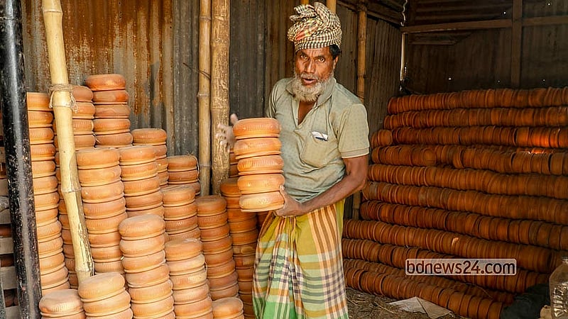 আকার অনুযায়ী মাটির পাত্রগুলো বিক্রি হয় ৮ টাকা থেকে ৯০ টাকায়