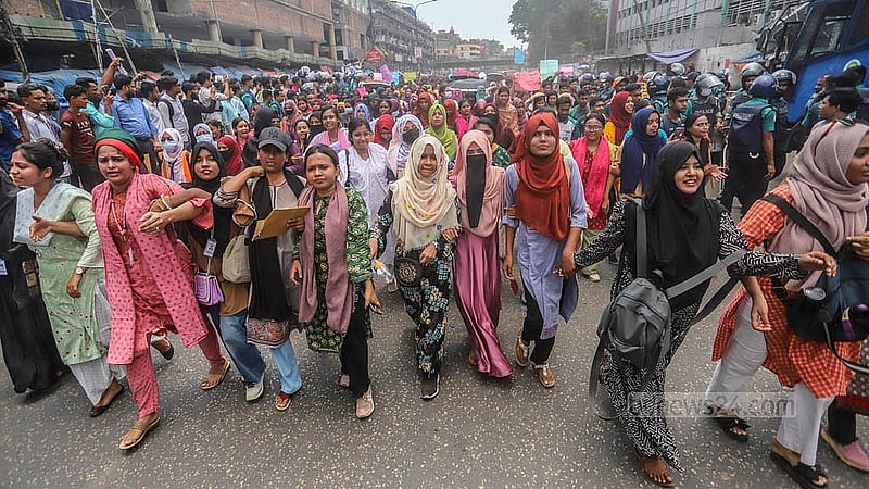 তিন দাবি আদায়ে প্রধান উপদেষ্টার বাসভবন যমুনা অভিমুখে জগন্নাথ বিশ্ববিদ্যালয়ের শিক্ষার্থী-শিক্ষকদের লংমার্চ। গুলিস্তান গোলপশাহ মাজার এলাকা থেকে তোলা। ছবি: আব্দুল্লাহ আল মমীন