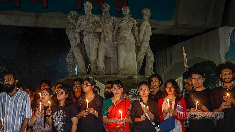 ধর্ষণ ও নারী নির্যাতনের সাম্প্রতিক কয়েকটি ঘটনার প্রতিবাদে বৃহস্পতিবার রাতে ঢাকা বিশ্ববিদ্যালয়ের রাজু ভাস্কর্যের সামনে ছাত্র-জনতার ব্যানারে মোমবাতি প্রজ্বলন করে জানানো হয় প্রতিবাদ। ছবি: মাহমুদ জামান অভি