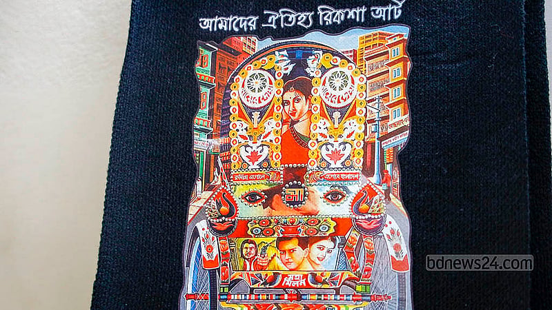 সিনেমার পোস্টার-ব্যানার আঁকানো থেকে শুরু করে ‘রিকশা পেইন্ট’ — কর্মজীবনে দীর্ঘ পথচলা হানিফ পাপ্পুর। কিন্তু ‘যথার্থ স্বীকৃতি’ না পাওয়ার আক্ষেপ রয়েছে এ শিল্পীর। তবে থেমে যাননি; এখন চেষ্টা করছেন নিজের কাজ নিজেই তুলে ধরার। ছবি: মাহমুদ জামান অভি