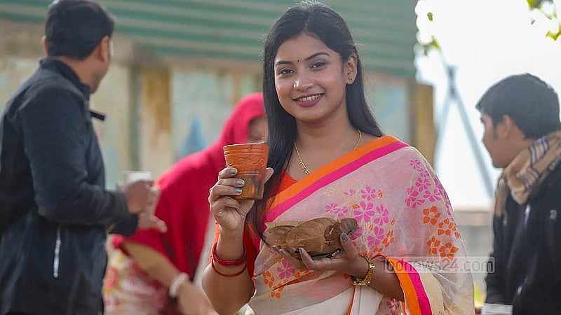ঢাকার ডেমরায় বালু নদীর পাড়ে সুধারাম বাউলের আশ্রমে শুক্রবার সকালে রস মেলায় শুকনো পাতায় তৈরি বাটিতে খেজুর গুড়, খই ও রস হাতে এক নারী। ছবি: আব্দুল্লাহ আল মমীন