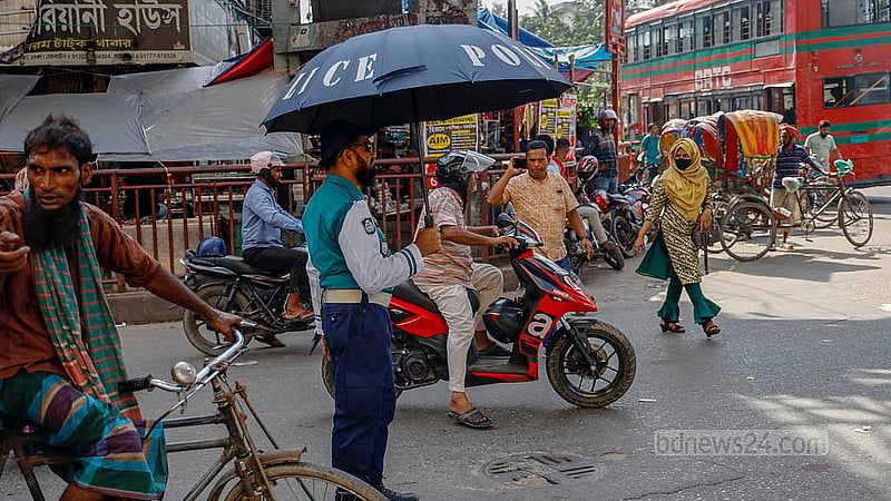 হাত উঠিয়ে থামতে বলা হয়েছে, কিন্তু কে শোনে কার কথা! পুলিশের সিগন্যাল অমান্য করেই যাচ্ছে গাড়ি। ছবি: মাহমুদ জামান অভি