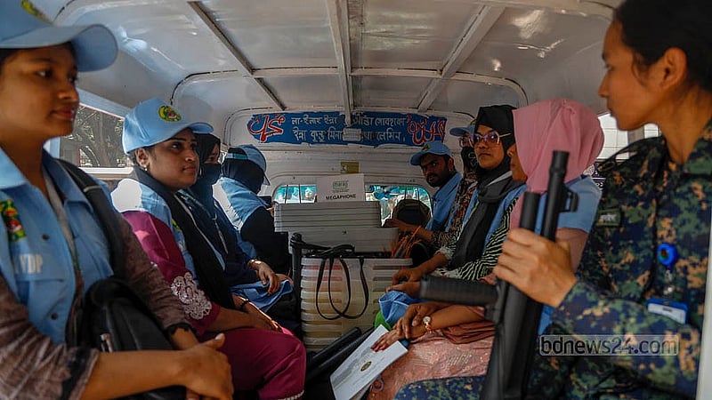 আনসারের নিরাপত্তায় বুধবার আজিমপুর গার্লস স্কুল অ্যান্ড কলেজ থেকে আসনের ভোটের সামগ্রী লেগুনায় করে নেওয়া হয় বিভিন্ন কেন্দ্রে