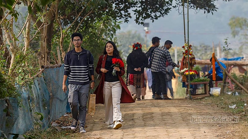 বিরুলিয়া ইউনিয়নের শ্যামপুরে আগে দর্শনার্থীর তেমন আনাগোনা না থাকলেও গত কয়েক বছর ধরে তাদের ভিড় চোখে পড়ার মতো। প্রবেশপথে গাড়ি রেখে পায়ে হেঁটে যেতে গ্রামের ভেতর। ছবি: মাহমুদ জামান অভি