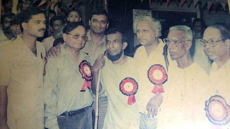 বিবিসি’র একটি দলের সাথে কাশেম মোল্লা