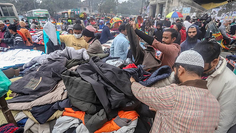 ঢাকার গুলিস্তানের ফুটপাতে শীতের পোশাক কিনতে মানুষের ভিড়। দুই-তিন দিন ধরে শীতের তীব্রতা বাড়ায় গরম কাপড় বিক্রি বেড়েছে দোকানগুলোতে। ছবি: আব্দুল্লাহ আল মমীন