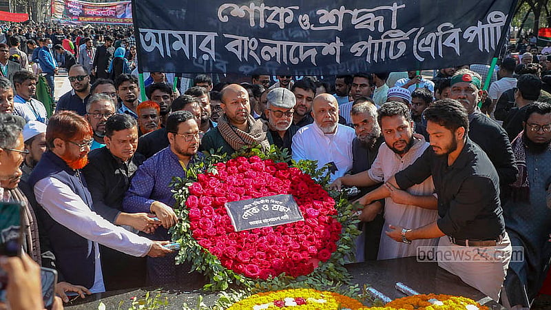 শহীদ বুদ্ধিজীবী দিবসে মিরপুরে বুদ্ধিজীবী স্মৃতিসৌধে ফুল দিয়ে শ্রদ্ধা জানায় বিভিন্ন সংগঠন।