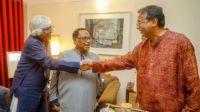 বিডিনিউজ টোয়েন্টিফোর ডটকমের বর্ষবরণ অনুষ্ঠানে এসে হাত মেলাচ্ছেন ঢাকা দক্ষিণ সিটি করপোরেশনের প্রশাসক , বিএনপি নেতা আবদুস সালাম এবং বাংলাদেশ চেম্বার অব ইন্ডাস্ট্রিজের (বিসিআই) সভাপতি আনোয়ার-উল আলম চৌধুরী (পারভেজ)। পেছনে এফবিসিসিআইর সাবেক সভাপতি ও মীর গ্রুপের ব্যবস্থাপনা পরিচালক মীর নাসির হোসেন।