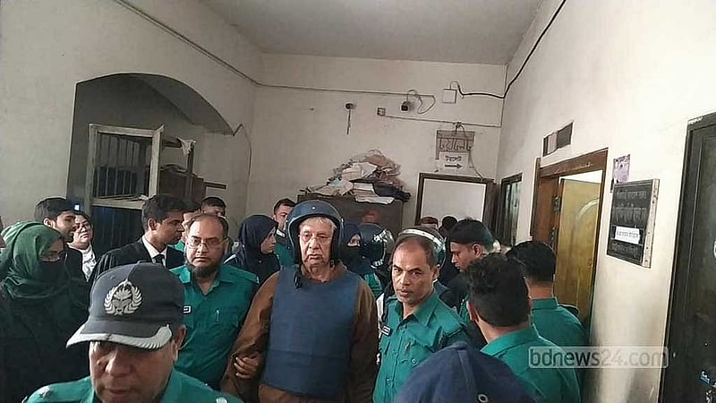 আদালতে তৃণমূল বিএনপির চেয়ারম্যান শমসের মবিন চৌধুরী।