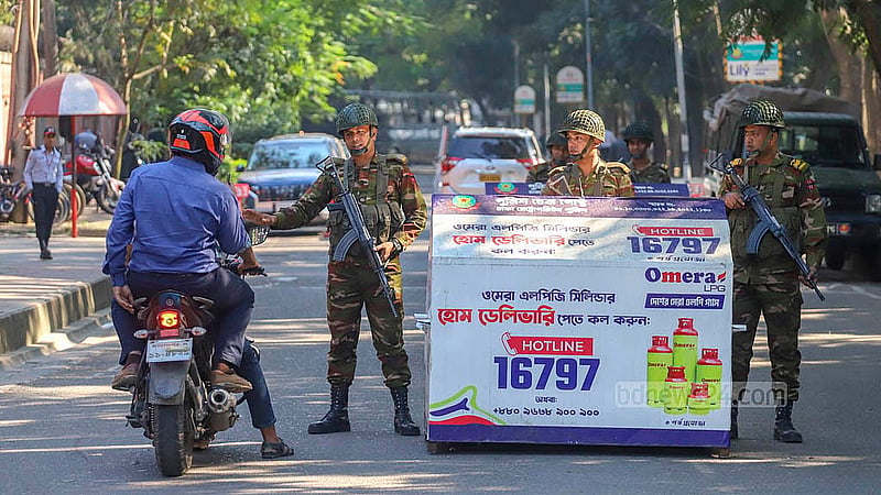 ৩ ডিসেম্বর ২০২৪: আগের দিন আগরতলায় বাংলাদেশের সহকারী হাই কমিশনে হামলার ঘটনায় ঢাকার বারিধারায় ভারতীয় দূতাবাসের সামনে নিরাপত্তা ব্যবস্থা জোরদার করা হয়। ছবি: আব্দুল্লাহ আল মমীন