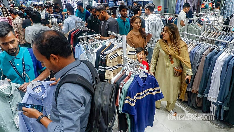শেষ সময়ের জন্য অপেক্ষা না করে ঈদের কেনাকাটা আগেই সারতে চান অনেকে। রোজার মাঝামাঝিতে রাজধানীর বসুন্ধরা সিটি শপিং কমপ্লেক্সে বেড়েছে ভিড়