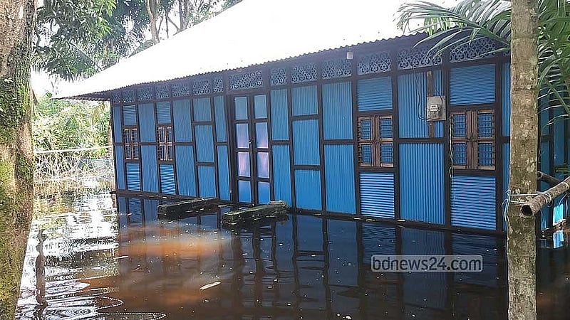 লক্ষ্মীপুর সদর উপজেলার পার্বতীনগর ইউনিয়নের উত্তর মকরধ্বজপুর গ্রামটির বেশিরভাগ জায়গায় এখনও হাঁটু থেকে কোমর সমান পানি। শনিবার তোলা।