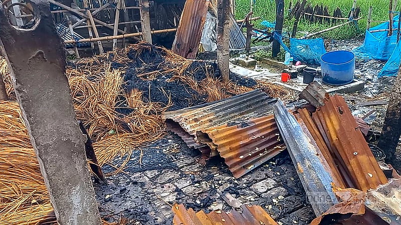 যশোরের নওয়াপাড়া পৌর বিএনপির সভাপতি তরিকুল ইসলাম খুনের পর ডহর মশিহাটী গ্রামের বাড়েদা পাড়ার মতুয়া সম্প্রদায়ের ঘরবাড়িতে আগুন দেওয়া হয়। গ্রামটিতে পোড়া ধ্বংসস্তূপ ছাড়া আর যেন কিছু নেই।