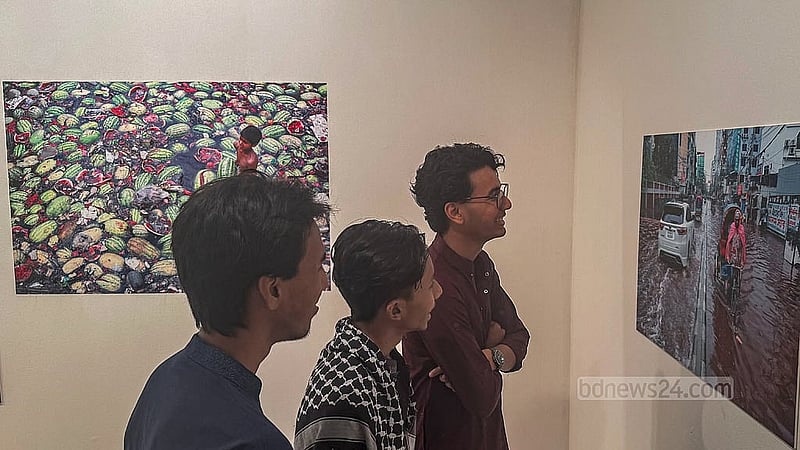 বাংলাদেশ শিল্পকলা একাডেমির জাতীয় চিত্রশালায় শুক্রবার ‘বিপন্ন প্রকৃতি ও পরিবেশ’ শীর্ষক আলোকচিত্র প্রদর্শনী দেখছেন দর্শকরা। ছবি: মোস্তাফিজুর রহমান