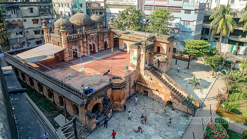 ১৭০০ সালের শুরুর দিকে খান মোহাম্মাদ মৃধা লালবাগে এই মসজিদটি নির্মাণ করেছিলেন। প্রায় ১৭ ফুট উঁচু প্লাটফর্মের উপর বানানো হয়েছে তিন গম্বুজ বিশিষ্ট মসজিদ