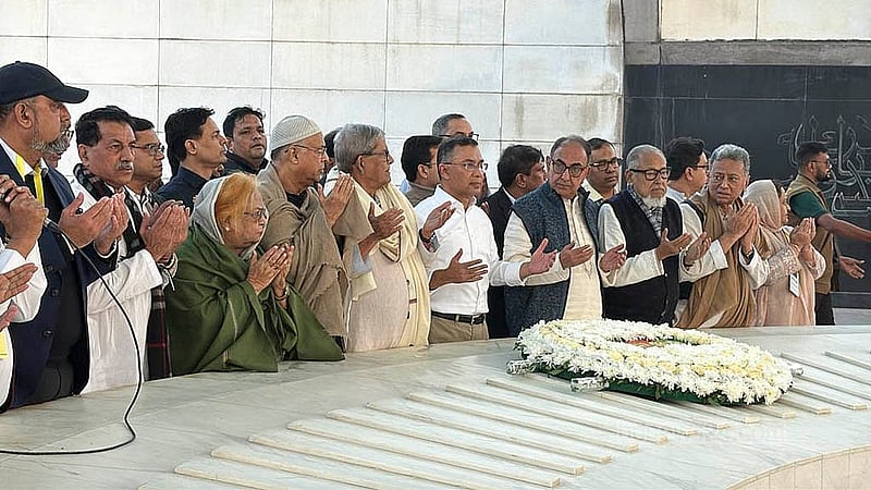দেড় যুগের নির্বাসন কাটিয়ে দেশে ফেরার পরের দিন শুক্রবার শেরেবাংলা নগরে বাবার কবর জিয়ারত করেন বিএনপির ভারপ্রাপ্ত চেয়ারম্যান তারেক রহমান