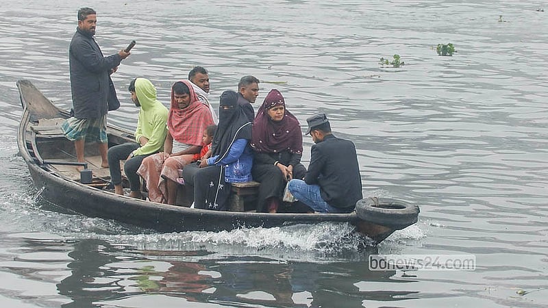 শীতের সকালে ঢাকার সদরঘাট এলাকায় নৌকায় জবুথবু হয়ে বুড়িগঙ্গা নদী পাড় হচ্ছে মানুষ