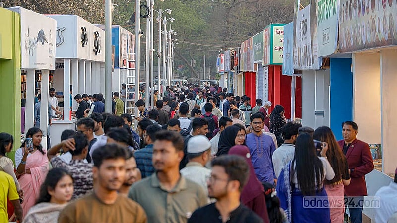 অমর একুশে বইমেলার দ্বিতীয় দিনে সোহরাওয়ার্দী উদ্যানে আসেন অনেক বইপ্রেমী। শুক্রবার বিকালে ক্রেতা-দর্শনার্থীর আনাগোনা কিছুটা বাড়ে