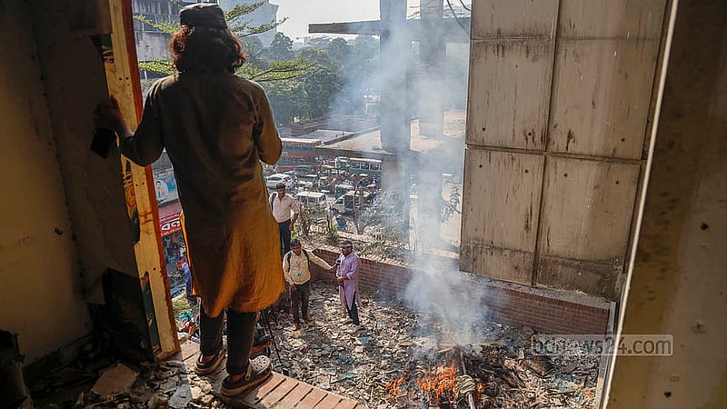কার্যক্রমে নিষেধাজ্ঞা থাকা আওয়ামী লীগের অনলাইনে ঘোষিত ‘ঢাকা লকডাউন’ কর্মসূচিকে কেন্দ্র করে বৃহস্পতিবার গুলিস্তানে দলটির কেন্দ্রীয় কার্যালয়ে আরেক দফা আগুন দেয় এক দল যুবক