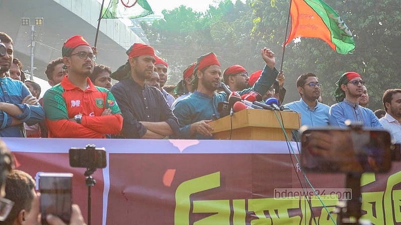 শেখ হাসিনার মানবতাবিরোধী অপরাধের মামলায় রায়ের তারিখ ঘোষণার দিন ঢাকা বিশ্ববিদ্যালয় এলাকায় অবস্থান নেন ইসলামী ছাত্রশিবিরের নেতাকর্মীরা। রাজু ভাস্কর্যের সামনে সমাবেশ করে তারা ছোট ছোট দলে ভাগ হয়ে যান