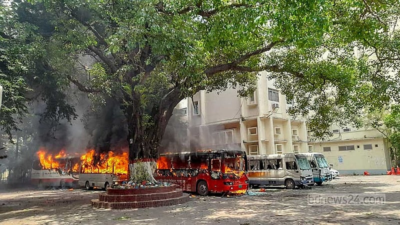 সরকার পতনের এক দফা দাবিতে অসহযোগ আন্দোলনের প্রথম দিন রোববার বেলা সাড়ে ১১টার দিকে শাহবাগে বঙ্গন্ধু শেখ মুজিব মেডিকেল বিশ্ববিদ্যালয়ের ভেতরে কয়েকটি গাড়িতে আগুন দেওয়া হয়। ছবি: রাসেল সরকার