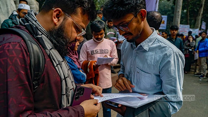 ঢাকা বিশ্ববিদ্যালয়ে শনিবার ভর্তি পরীক্ষা শেষে সহপাঠিদের সঙ্গে প্রশ্নের উত্তর যাচাই করছেন শিক্ষার্থীরা। ছবি: মাহমুদ জামান অভি
