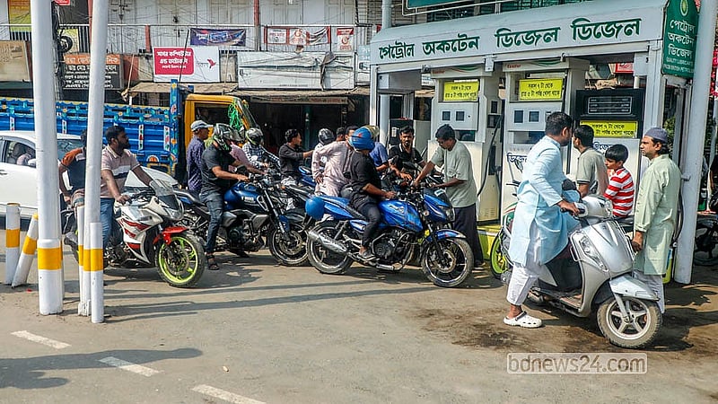 পুরান ঢাকার ভিক্টোরিয়া পার্কের সামনে একটি ফিলিং স্টেশন থেকে প্রতিটি মোটরসাইকেলে ২০০ টাকার তেল দেওয়া হয়। অপরদিকে প্রাইভেটকারে দেওয়া হয় ৫০০ টাকার তেল