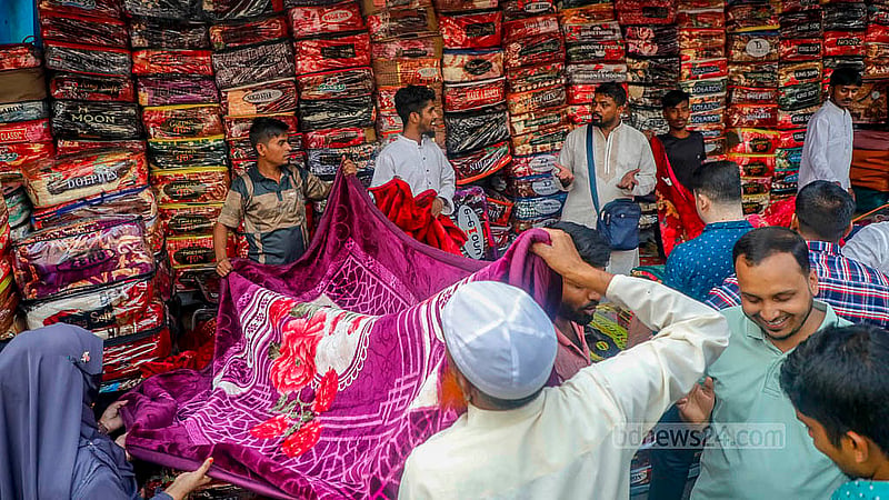 ঢাকার বায়তুল মোকাররম মার্কেটের পাশে জিপিও সড়কে ৮০০ থেকে ১০ হাজার টাকা দামের কম্বলও মিলছে। দেশি-বিদেশি কম্বল কিনতে অনেকেই ভিড় করছেন এখানে