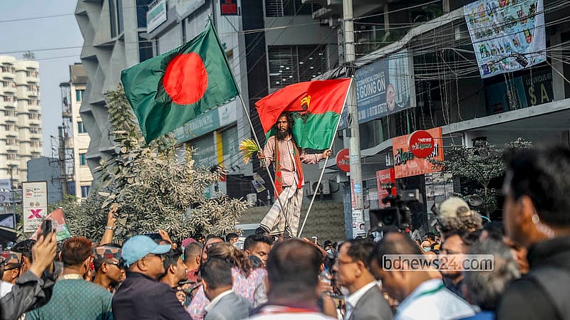 ঢাকায় নির্বাচনি প্রচারের অংশ হিসেবে রোববার ইসিবি চত্বরে পথসভা করেন বিএনপি চেয়ারম্যান তারেক রহমান। সেখানে জাতীয় ও দলীয় পতাকা হাতে একজন