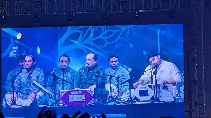 ঢাকায় কনসার্ট মঞ্চে রাহাত ফতেহ আলী খান।