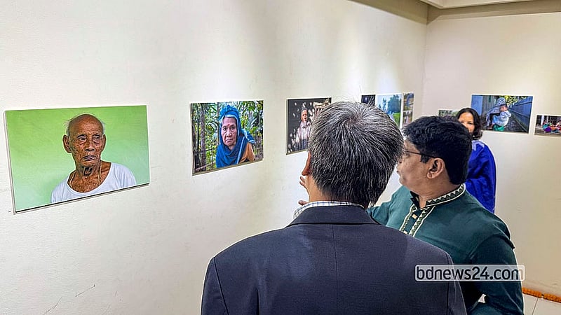 বিশ্বসাহিত্য কেন্দ্রের চিত্রশালায় শুক্রবার মণিপুরী জনগোষ্ঠীর জীবনধারা নিয়ে আয়োজিত আলোক