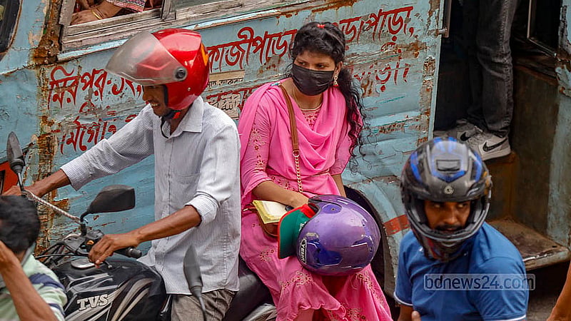 কোভিড সচেতনতা কিংবা ধুলোবালি থেকে রেহাই পেতেও অনেকে রাজধানীতে মাস্ক ব্যবহার করছেন। ছবি: মাহমুদ জামান অভি