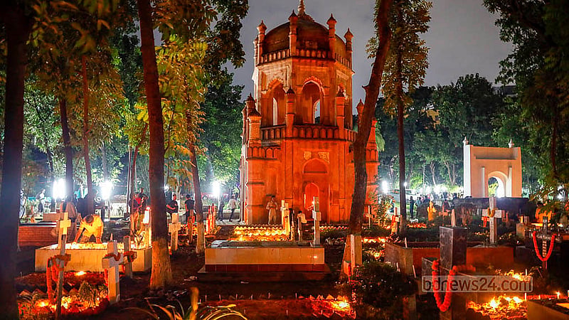 ‘অল সোলস ডে’ উপলক্ষে ঢাকার ওয়ারীতে খ্রিষ্টান কবরস্থানের সমাধিগুলো রোববার ভরে ওঠে ফুল ও মোমবাতিতে। ছবি: মাহমুদ জামান অভি