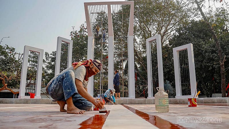 ঢাকায় কেন্দ্রীয় শহীদ মিনার ধোয়ামোছার পাশাপাশি, রঙ-তুলিতে সাজানো হচ্ছে। একুশে ফেব্রুয়ারিতে সেখানে ভাষা শহীদদের প্রতি শ্রদ্ধা জানাবে সব শ্রেণি-পেশার মানুষ
