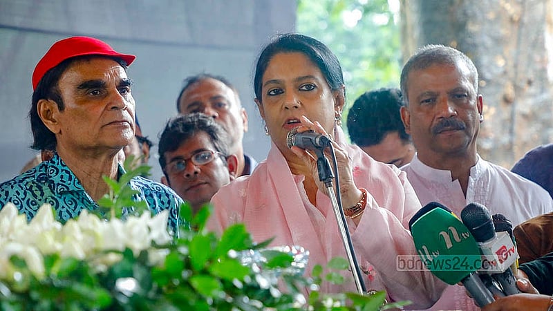 কেন্দ্রীয় শহীদ মিনার প্রাঙ্গণে শনিবার এমিরেটাস অধ্যাপক ও সাহিত্যিক সৈয়দ মনজুরুল ইসলামের প্রতি শ্রদ্ধা নিবেদন শেষে কথা বলেন অন্তর্বর্তী সরকারের উপদেষ্টা সৈয়দা রিজওয়ানা হাসান। ছবি: আব্দুল্লাহ আল মমীন