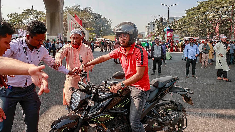 নতুন পে-স্কেল বাস্তবায়নের দাবিতে সরকারি কর্মচারীরা বৃহস্পতিবার দুপুরে আগারগাঁও মোড় অবরোধ করে। এসময় কোনো যানবাহনকে চলাচল করতে দেয়নি আন্দোলনকারীরা। ছবি: মাহমুদ জামান অভি
